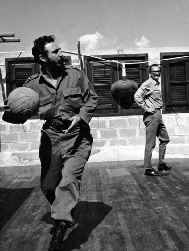 Fidel Castro i Feltrinelli juguen a bàsquet