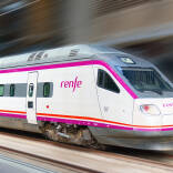Tren de Renfe llegando al andén